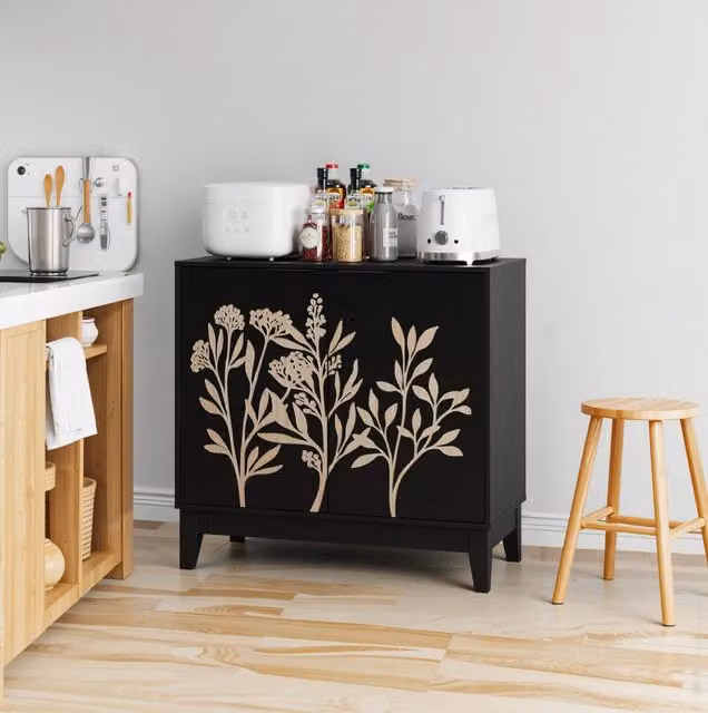 Credenza ULEVR nera con 2 ante e ripiani interni regolabili, mobile contenitore in MDF con motivo floreale intagliato