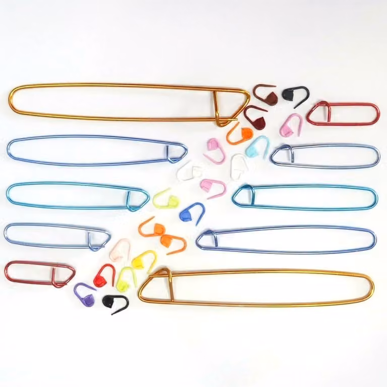 Set di strumenti per lavorare a maglia, composto da 30 pezzi: 10 uncinetti in alluminio + 20 gomitoli