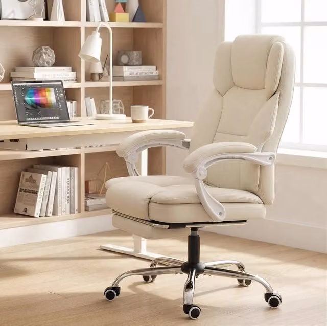 Sedia da ufficio reclinabile beige con poggiapiedi