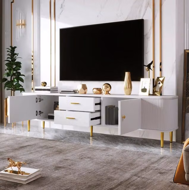 Mobile TV bianco con cassetti, angoli arrotondati e maniglie dorate, soggiorno
