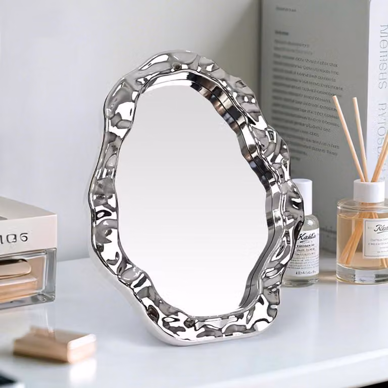 Specchio da scrivania con supporto, di forma irregolare, color argento, dimensioni 20,8 x 27,3 cm