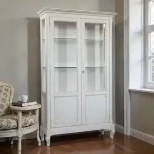 Vetrina KIVIO in legno stile Shabby Chic bianco anticato con ante in vetro e ripiani interni L: 126 cm, P: 44 cm, H: 207 cm – 2