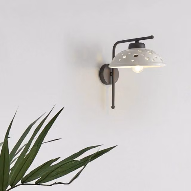 Applique Contemporanea Ceramiche Borso in Metallo Nero e Ceramica Bianca con Design Traforato a Cupola, Diametro: 20 cm