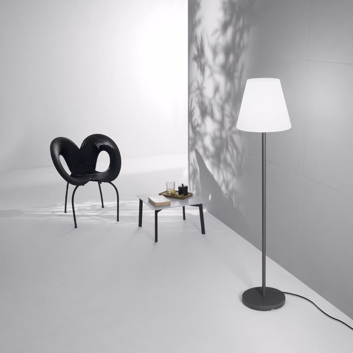Lampada da terra per esterni, struttura in metallo nero, paralume bianco Geco