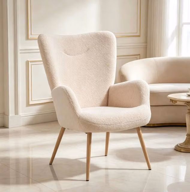 Poltrona lounge beige con schienale alto, braccioli e rivestimento effetto spugna