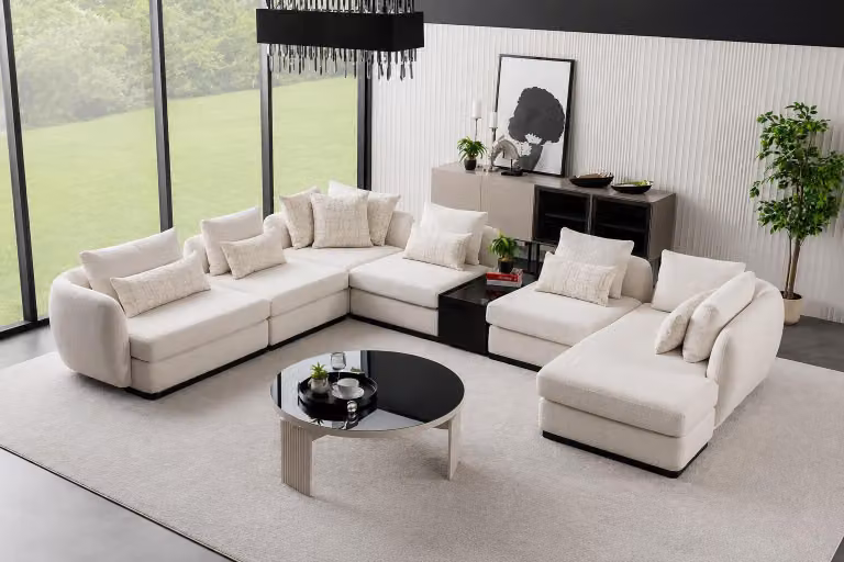 Divano angolare bianco a forma di "U", dal design moderno e dal comfort elevato