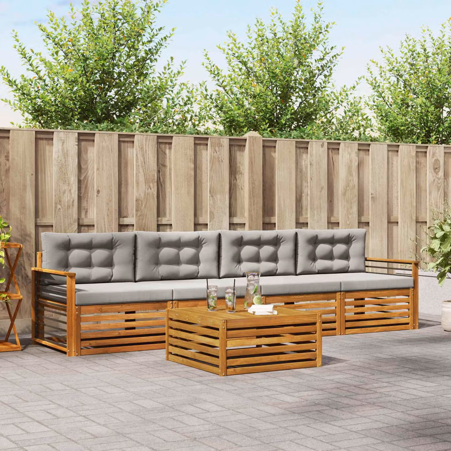 Set di mobili da giardino vidaXL composto da divano a 3 posti, poltrone e tavolino da caffè in legno di acacia con cuscini in tessuto grigio e marrone