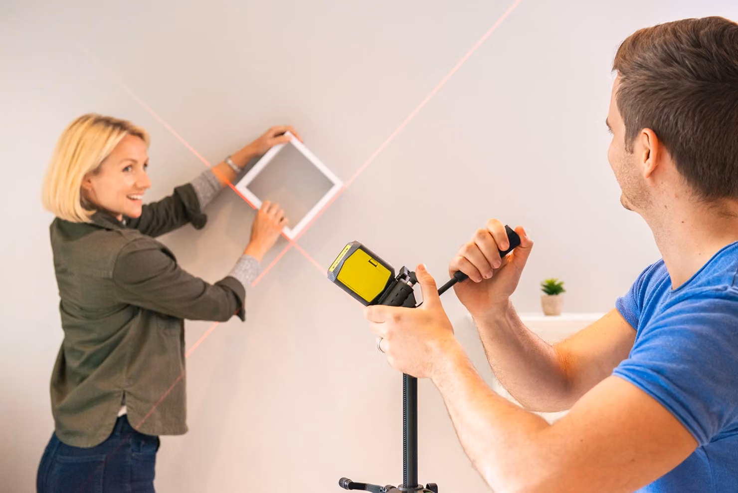 RYOBI - Red cross laser - range 10 m - accuracy +/- 0.5 mm - Supplied with a mounting clip and 2 batteries - RBCLLR1