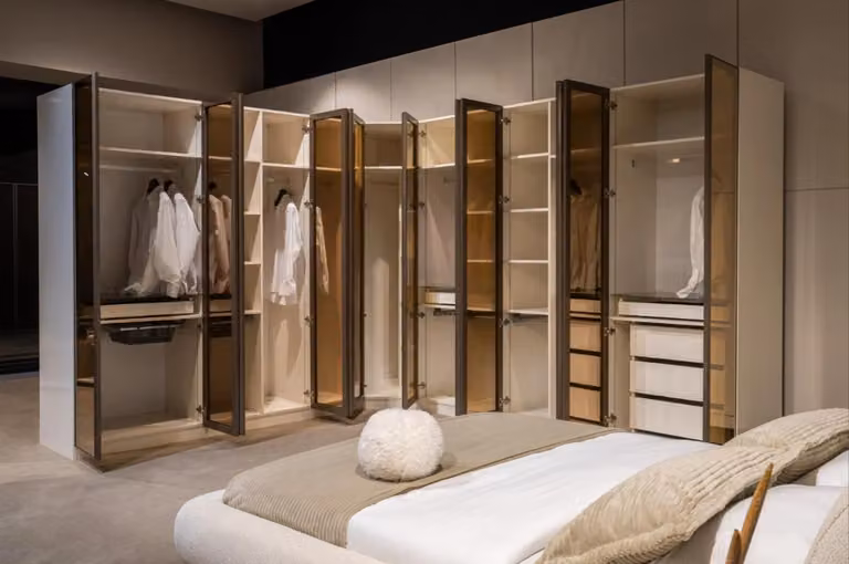 Set per cabina armadio, sistema modulare di armadi, colore beige, stile moderno, tonalità chiara