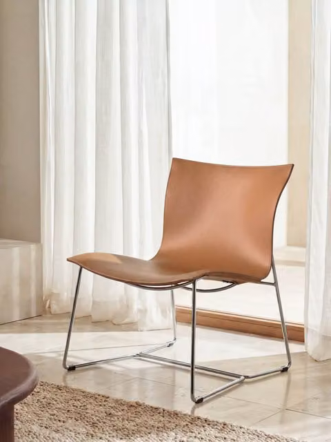 Poltrona lounge Lancel in pelle marrone con struttura in metallo Kenay Home – 1