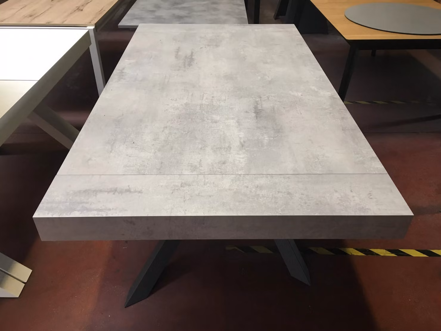 Tavolo rettangolare estensibile Big Table Mobili 2G in finitura beton con struttura a X L: 160 cm, P: 90 cm, H: 77 cm – 3