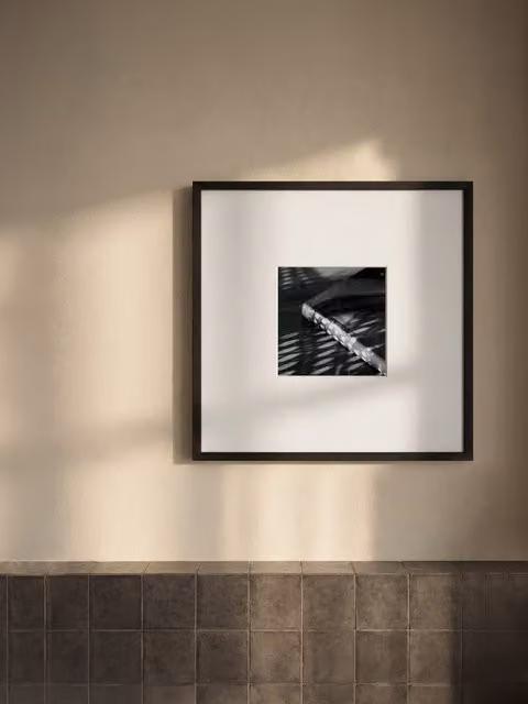 Quadro Abstract Heavens Kenay Home, Poster in Carta con Cornice in Legno, Bianco e Nero, 49,6 x 49,6 cm