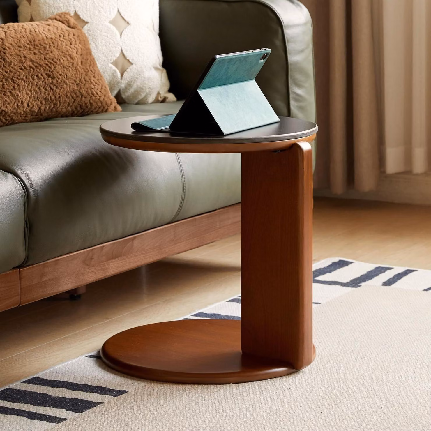 Tavolino laterale a forma di C, realizzato in Vetroceramica sinterizzata, con gambe in legno massello di tulipano, colore nero, dimensioni 45x48 cm