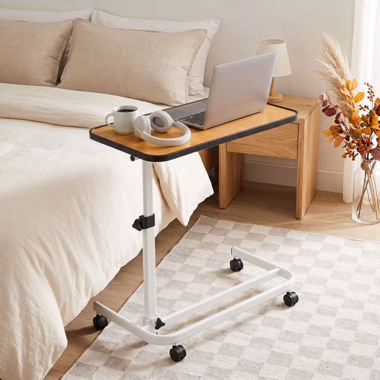 Tavolino da letto Costway regolabile e inclinabile con ruote e barra, modello moderno in legno color beige e marrone