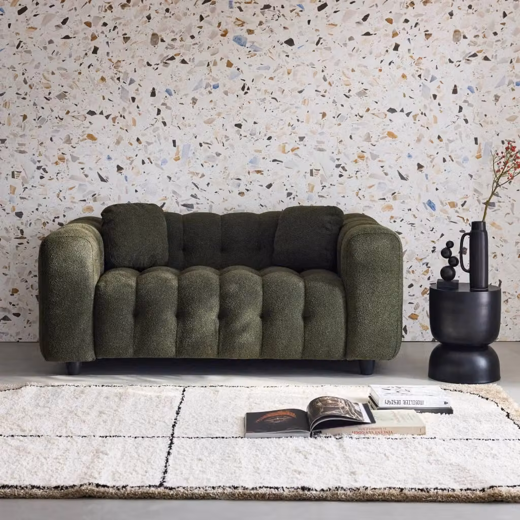 Divano moderno a 2 posti Sweeek in bouclé verde con cuscini inclusi, L: 168.5 cm, P: 76 cm, H: 71 cm – 2