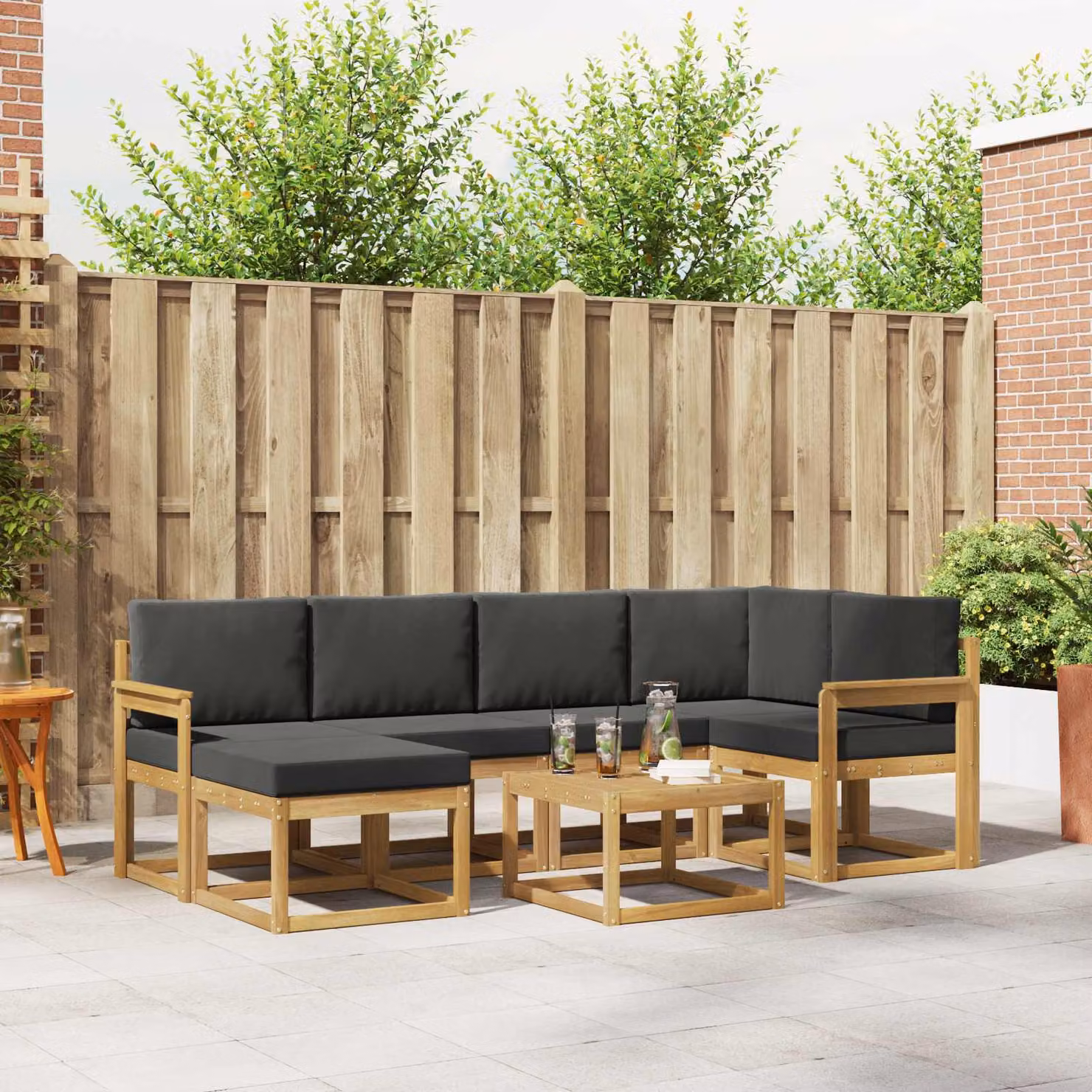 vidaXL Set di divani da esterno moderno a L in legno di acacia con cuscini, Bianco e Antracite