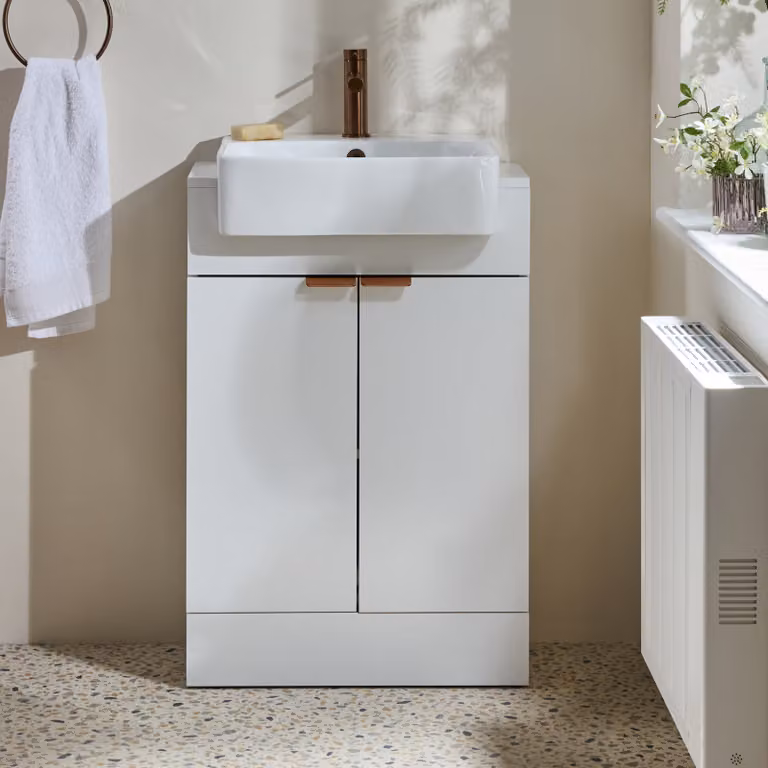 Mobile Bagno a Terra Bianco da 550mm con Lavabo e Maniglie con Impugnatura a Dito in Rame Satinato - Cluo