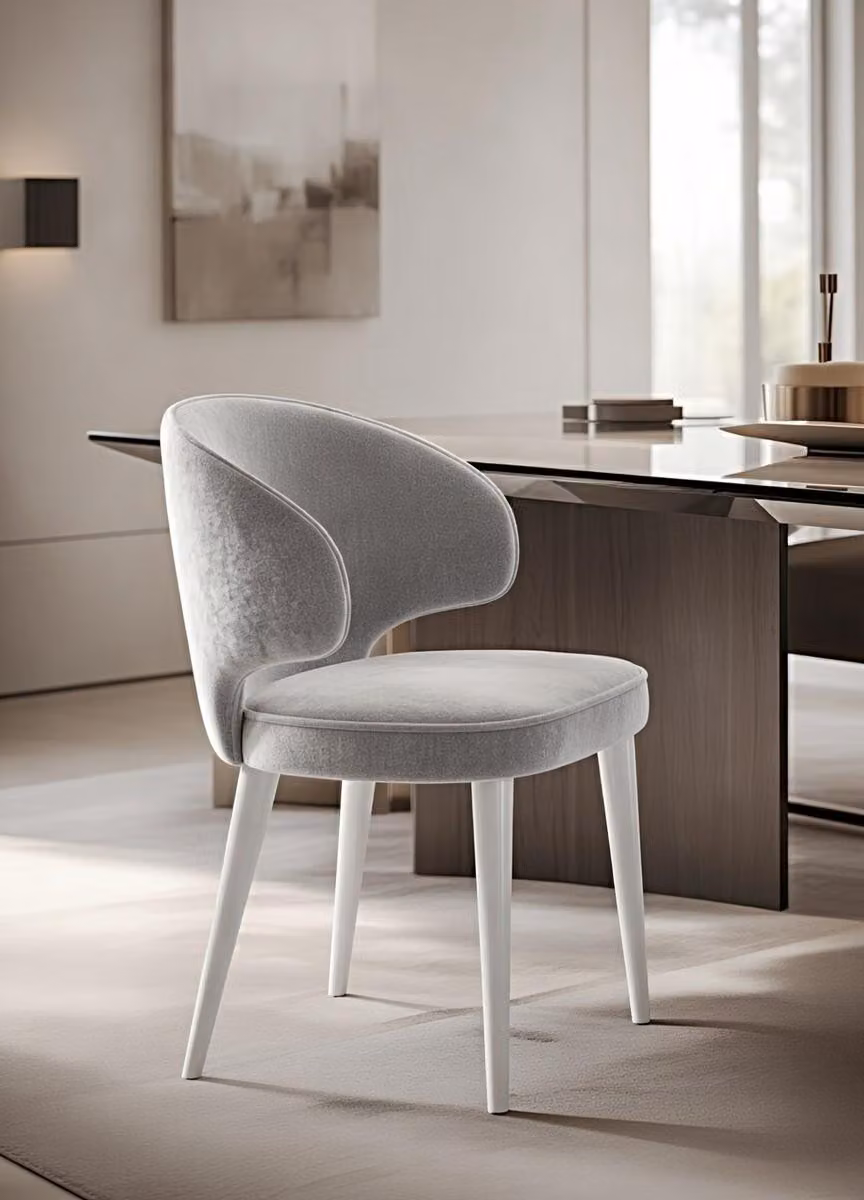Sedia da pranzo con rivestimento grigio e robuste gambe in legno