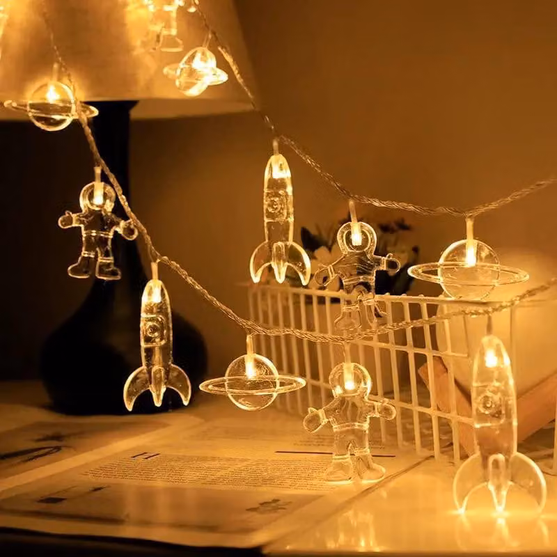 Catena luminosa a LED con 20 luci, a forma di astronauta e razzo, lunghezza 3 metri, luce bianco caldo