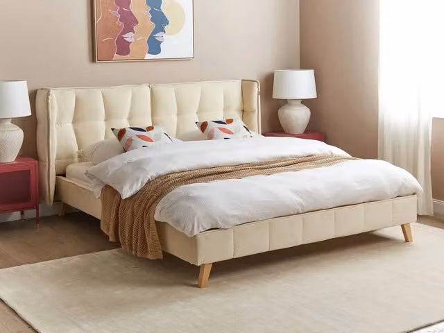 Letto Beliani in velluto beige con testiera Wingback e gambe in legno di betulla, L/P: 160 x 200 cm – 1