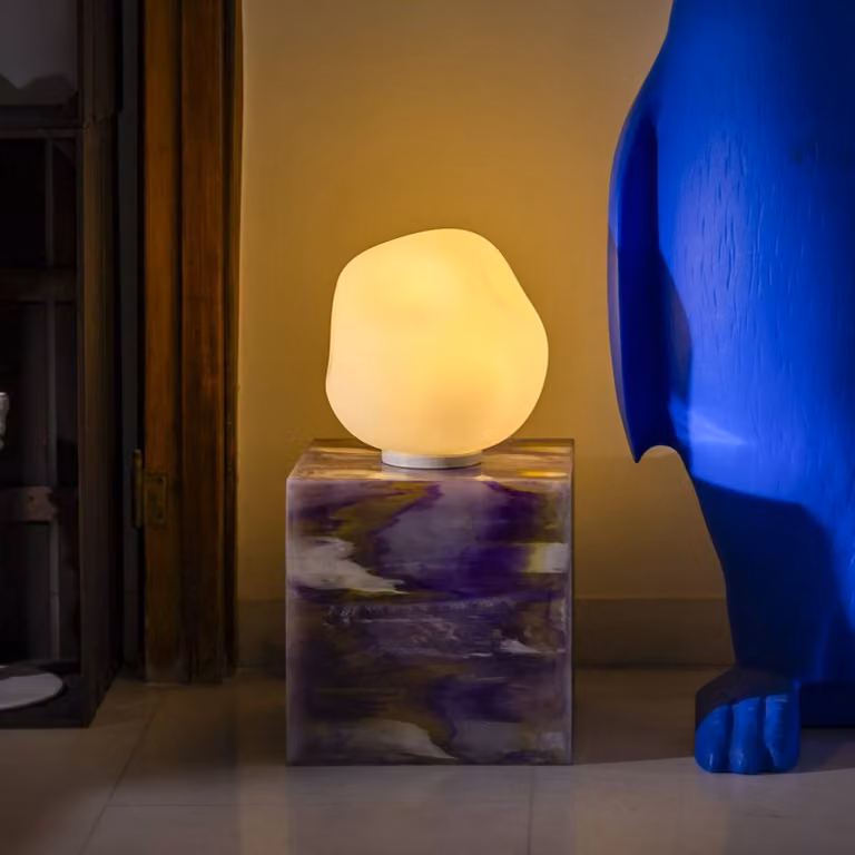 Foscarini Lampada da tavolo di design Hoba Media, Bianco / Opale, Soggiorno / Sala da pranzo, Vetro, Design, Lampada da tavolo
