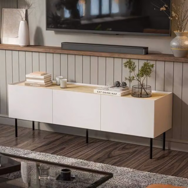 Mobile porta TV Calanna DMORA, Madia da salotto moderna con tre ante battenti e tre vani interni, L: 150 cm, P: 40 cm, H: 52 cm, Beige e Rovere – 1
