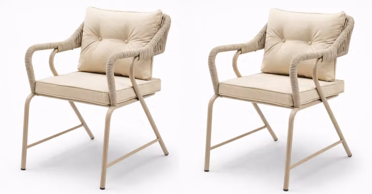 Sedia beige e bianca, stile moderno, struttura in metallo, braccioli morbidi, nuova