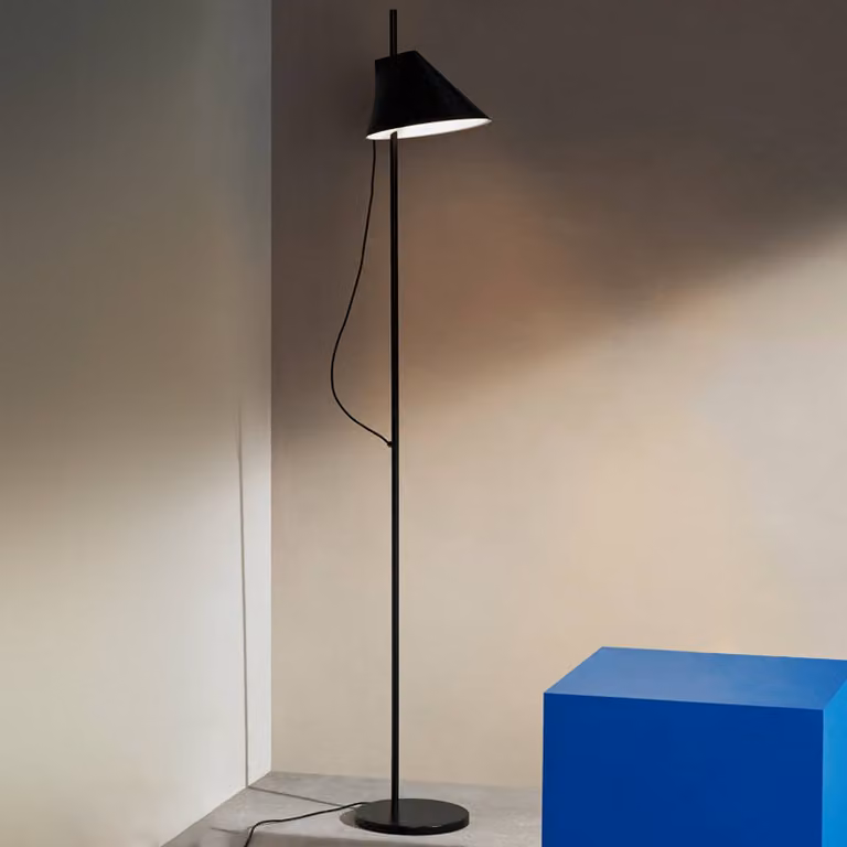 Louis Poulsen Lampada da terra di design Yuh, dimmerabile, Nero, Soggiorno / Sala da pranzo, Alluminio, Design, Lampada da terra