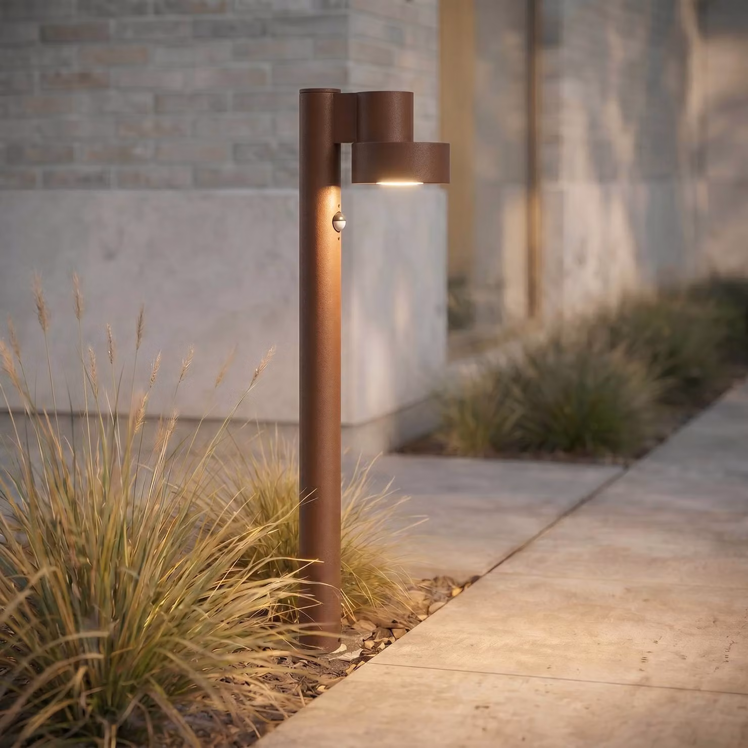 Lampione a LED Lucande Elune, marrone, con sensore, IP44, altezza 77 cm Elune, Marrone / Ruggine, Alluminio, Moderno