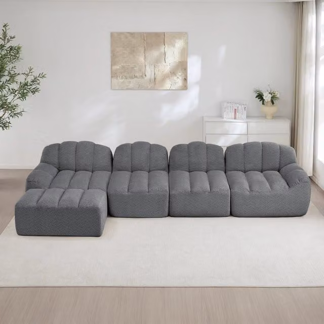 Divano angolare modulare Mivray a 4 posti con pouf coordinato, design moderno in tessuto grigio, L/P/H: 366 x 165 x 79 cm