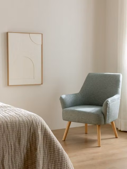 Poltrona Suis Kenay Home rivestita in tessuto color menta con braccioli e struttura in legno