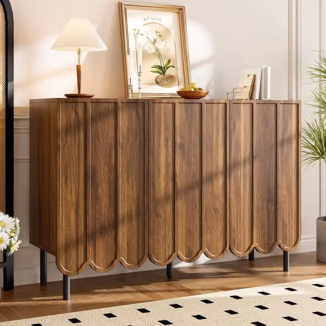Credenza moderna color noce con ante ondulate, ripiani regolabili e apertura a pressione per ordine
