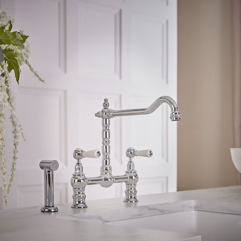 Miscelatore Classico da Cucina a Ponte con Spray Estraibile - Cromato e Bianco - Elizabeth