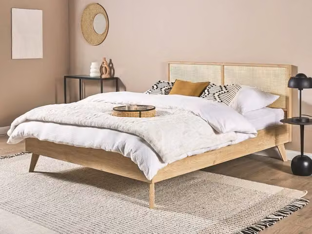 Letto matrimoniale Beliani in legno di pino con testiera in rattan stile boho, colore beige e marrone, L/P: 160 x 200 cm – 1
