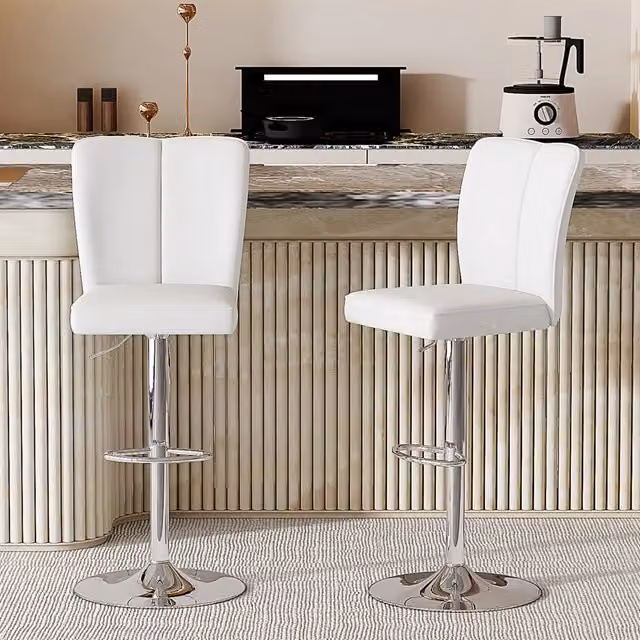Set di 2 sgabelli da bar OKWISH girevoli a 360 gradi con regolazione in altezza, seduta in ecopelle bianca e struttura in metallo argento con poggiapiedi
