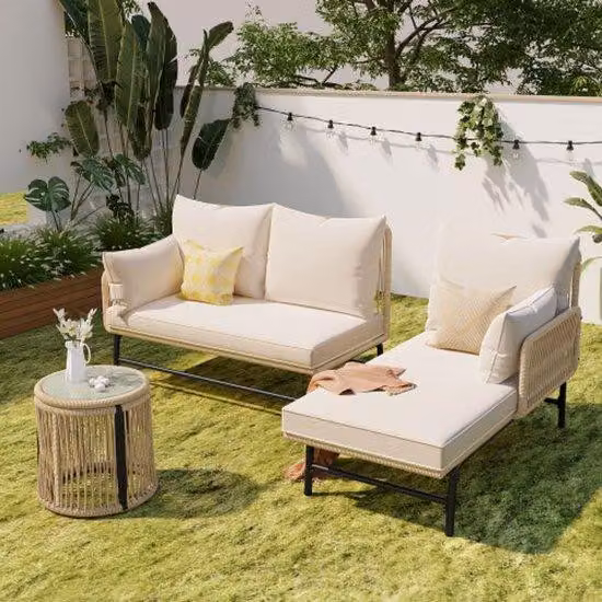 Set da giardino beige a forma di L, con struttura metallica e sedute, per uso esterno, composto da 2 poltrone e un tavolino