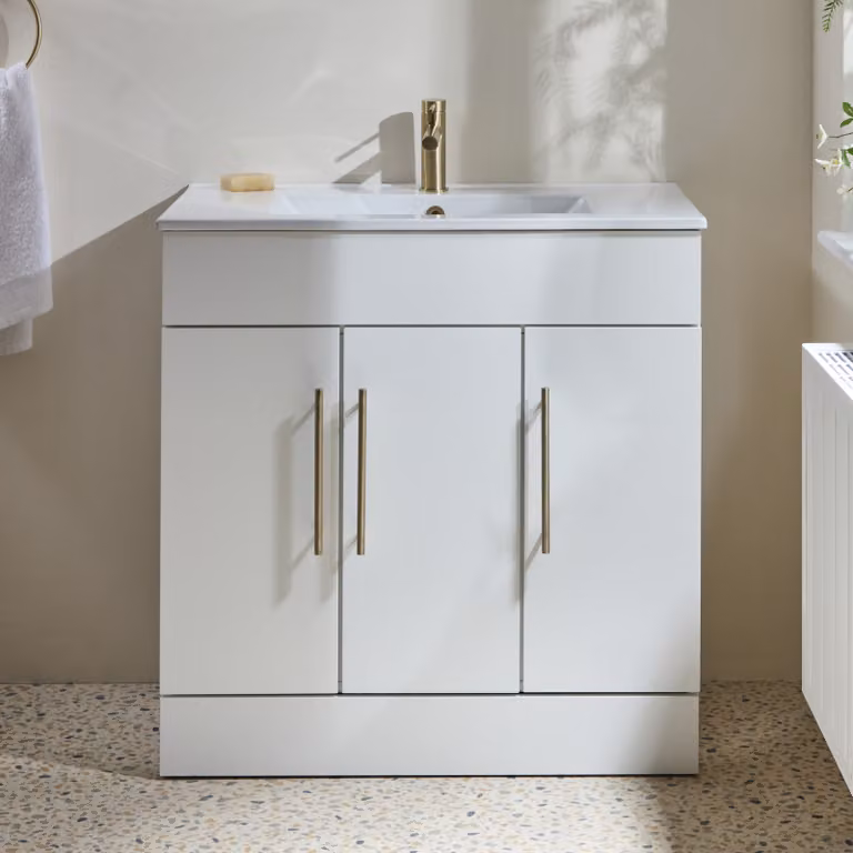 Mobile Bagno a Terra Bianco da 810mm con Lavabo e Maniglie con Barra a T in Oro Satinato - Cluo