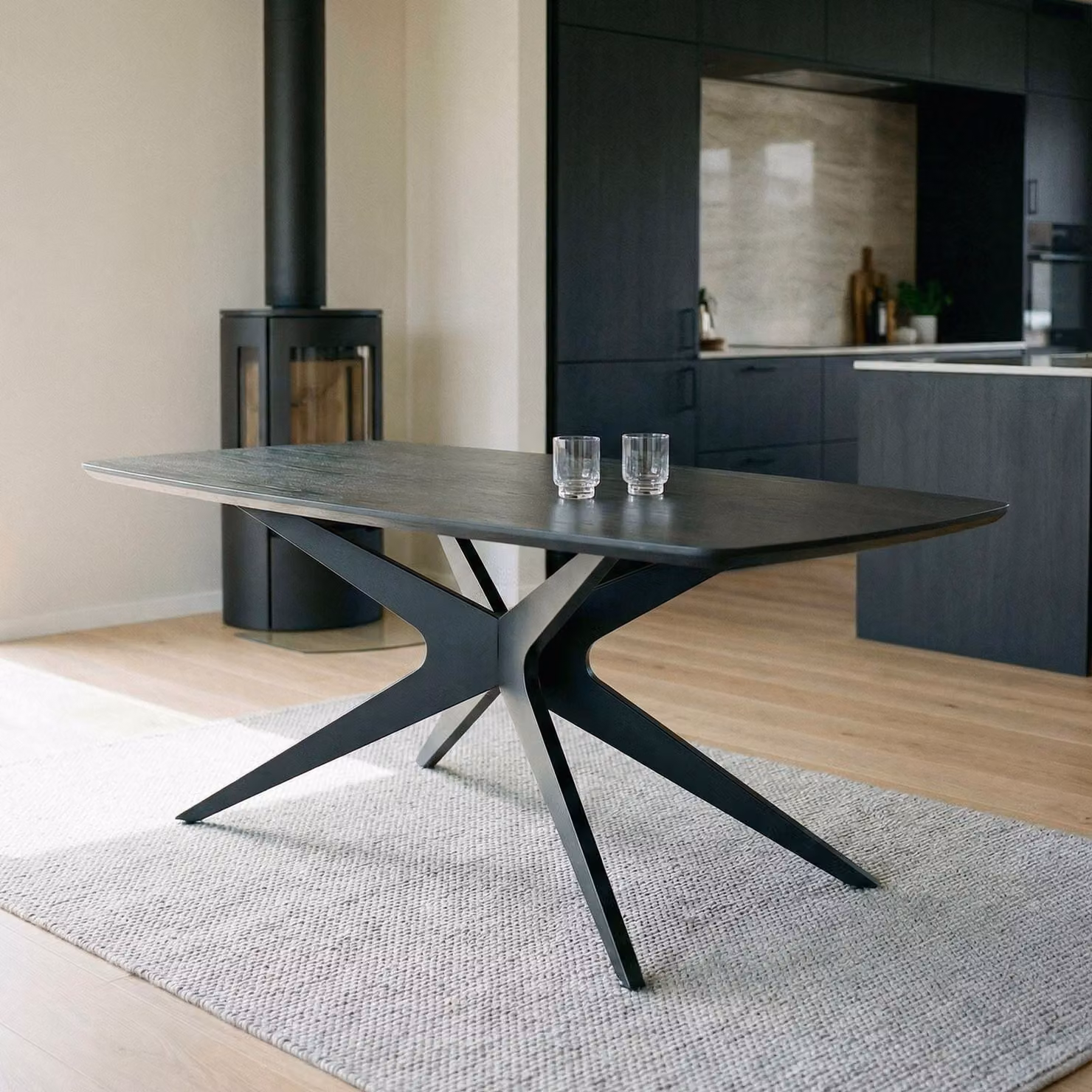 Tavolo da pranzo TAVO ovale 180 x 90 cm, nero - Tavolo da pranzo ovale con robusto piano in MDF da 30 mm, moderna base a croce in metallo, ideale per la zona pranzo e la cucina, facile da pulire e resistente.