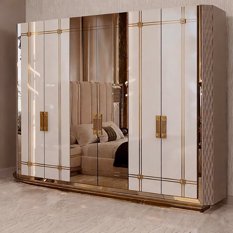 Elegante armadio con dettagli dorati e superficie a specchio