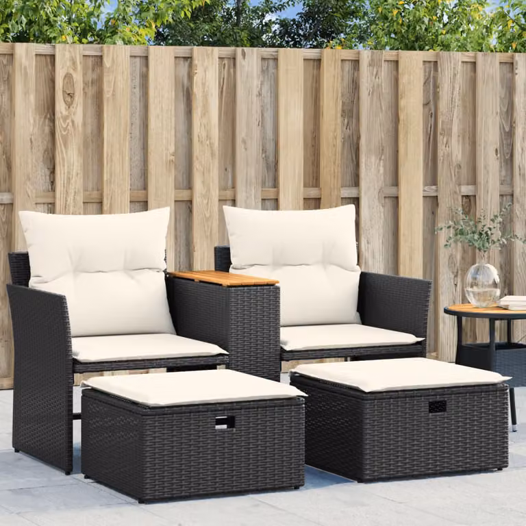 Set da giardino vidaXL composto da divano da esterno a 2 posti, tavolino e pouf in polyrattan nero con cuscini bianchi e struttura in legno di acacia