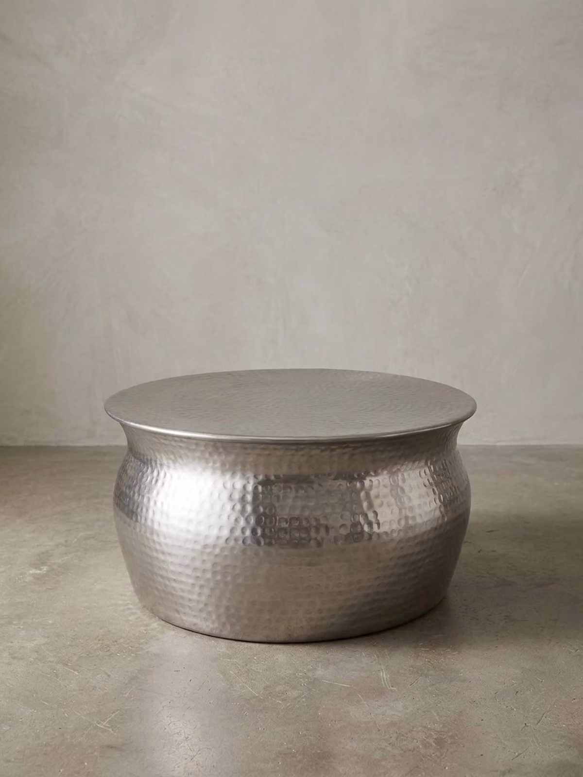 Tavolino da salotto 60x30,5x60 cm in alluminio argento Tavolino orientale rotondo, Tavolino da salotto in metallo martellato piatto, Tavolino da salotto di design moderno, Tavolino da salotto indiano piccolo