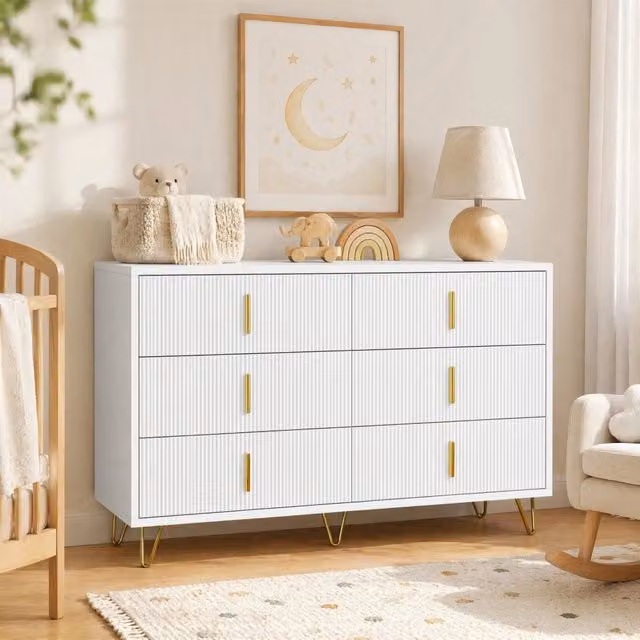 Credenza ULEVR 120x40x77 cm con 6 cassetti, superficie ondulata e dettagli dorati, bianco e oro