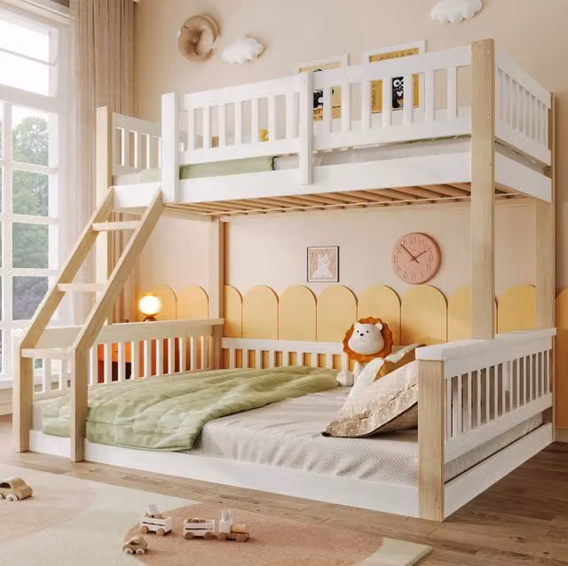 Letto a castello 90x200 e 140x200 cm con scala e sponde; pino bianco naturale