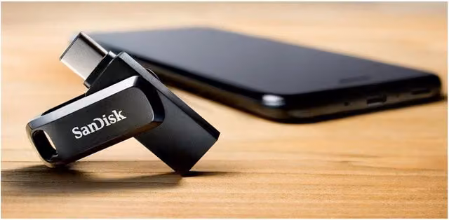 Chiavetta USB SanDisk Ultra Dual Drive Go da 512 GB con connettori USB Type-A e USB Type-C, nera