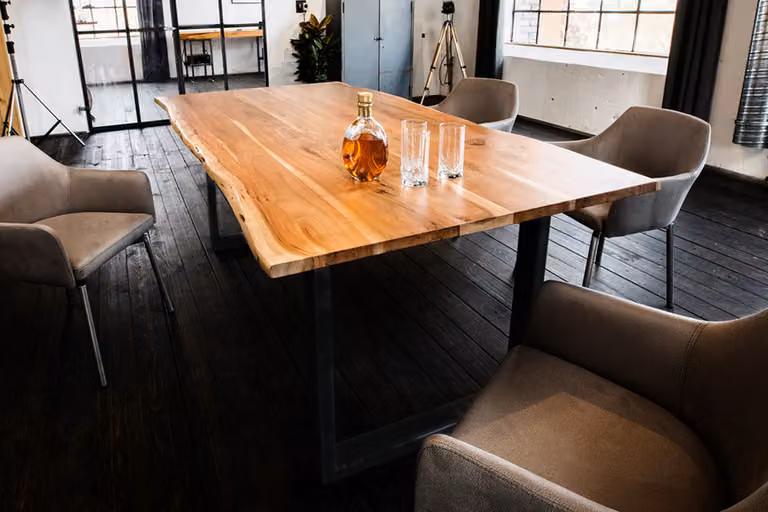 Tavolo da pranzo KAWOLA in legno massiccio di acacia con bordo ad albero naturale varie misure Dimensioni base nera LORE 180 x 90 cm
