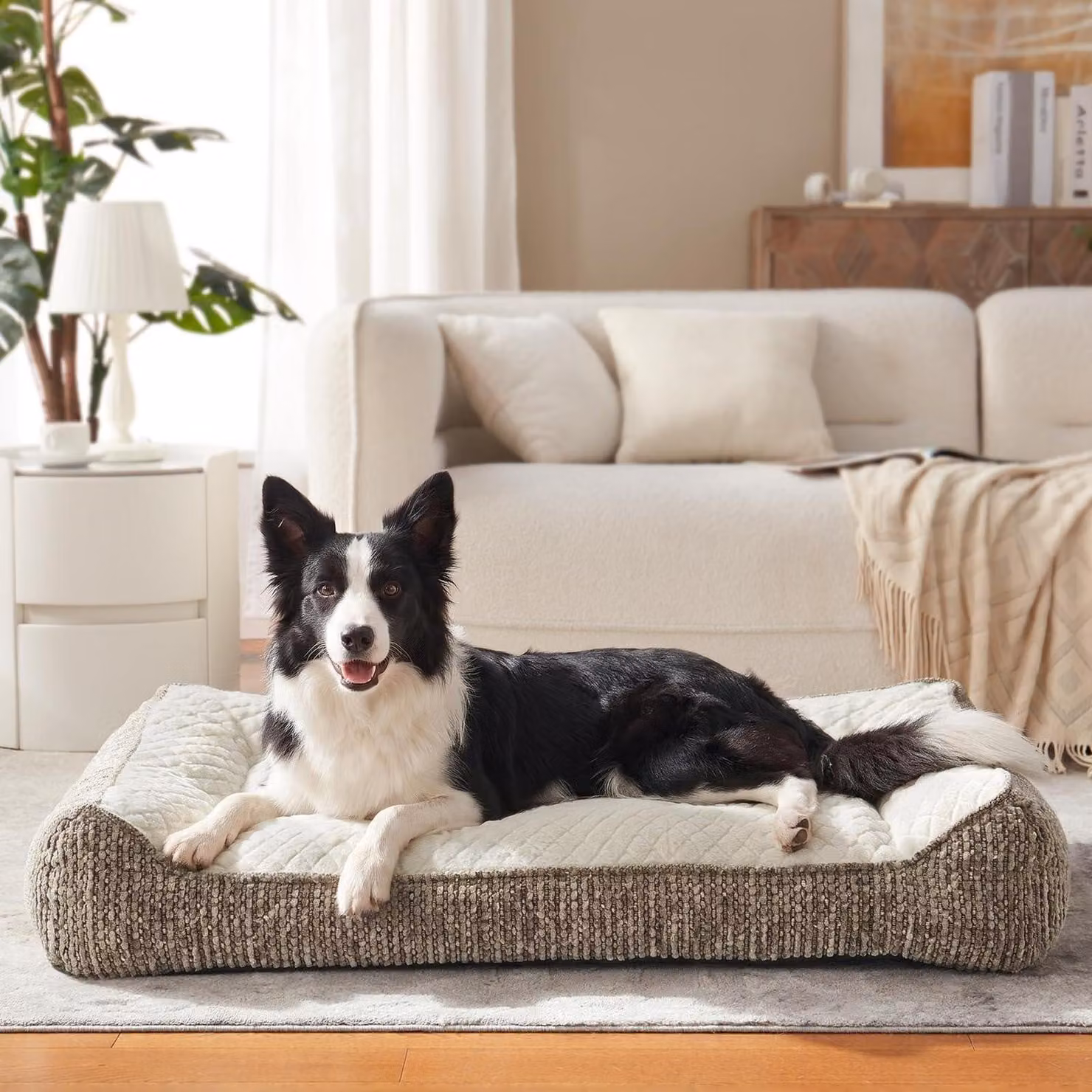 Cuccia ortopedica per cani di grossa taglia, ergonomica, lavabile, con rivestimento removibile, antiscivolo, con bordo rialzato, realizzata in morbido pile a motivo di fiocchi di neve, dimensioni 89x64x20 cm, colore beige