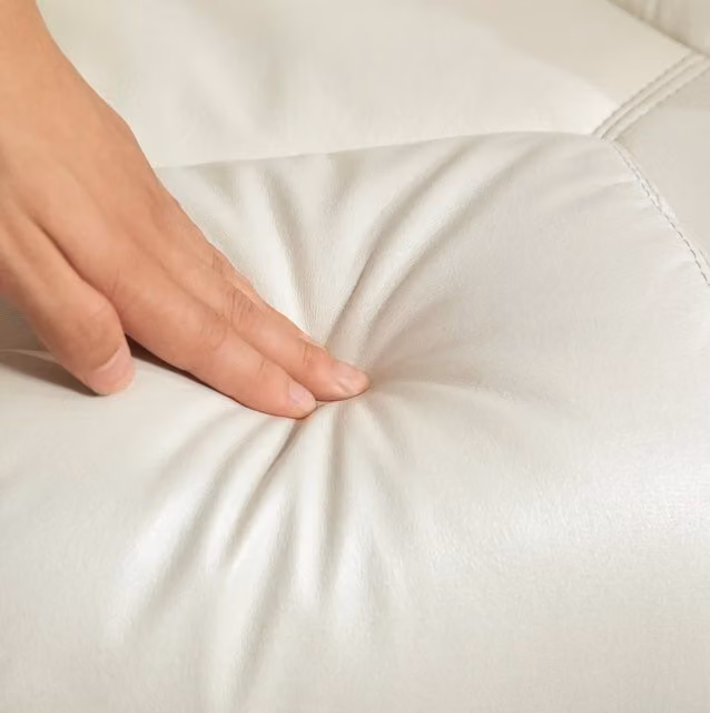 Poltrona Relax con Poggiapiedi in Ecopelle Beige con Schienale Reclinabile e Funzione Dondolo, fino a 150 kg