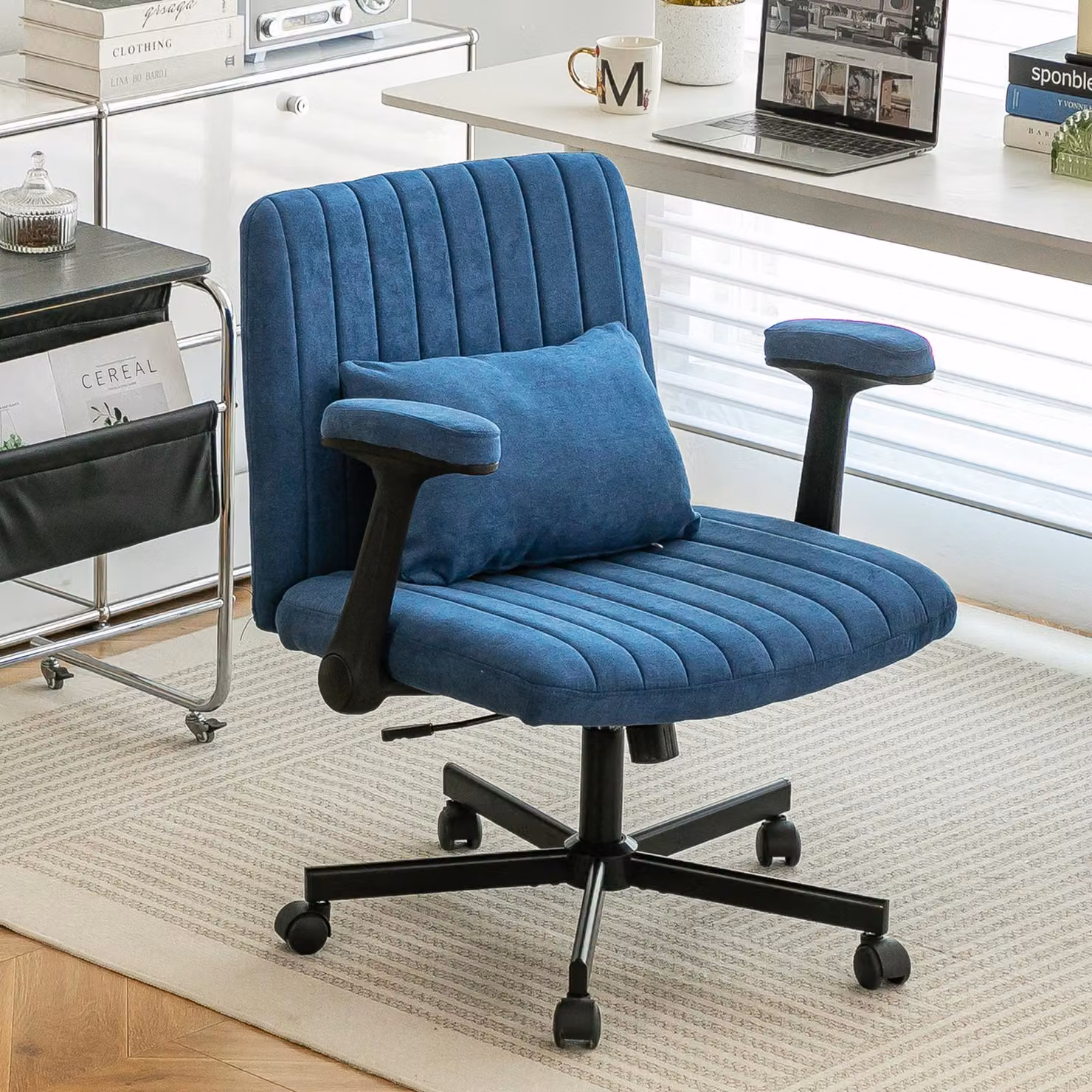 Sedia da ufficio MODFU blu, poltrona imbottita con braccioli ribaltabili e rotelle, sedia girevole regolabile in altezza, poltrona da TV, sedia da studio