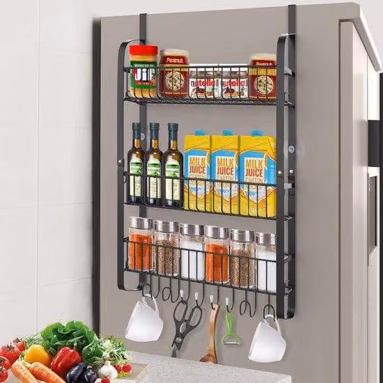 Mensole sospese Benzoa® per spezie e utensili da cucina: 3 ripiani, Acciaio al carbonio rinforzato nero, capacità fino a 20 kg, adatte per l'esterno dei frigoriferi a partire da 43 cm, complete di 8 ganci, 4 ventose e 4 strisce adesive