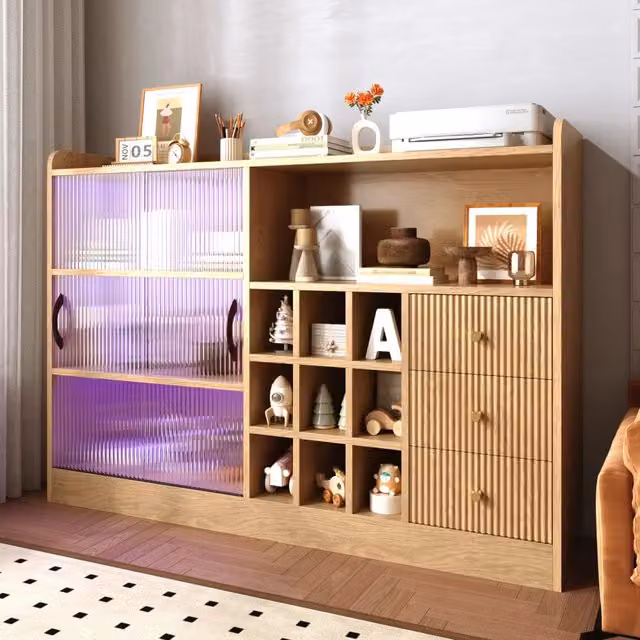 Credenza Mivray con vetrina LED, portabottiglie a griglia e ante scorrevoli in vetro, colore legno naturale marrone, L 120 cm x P 30 cm x H 85 cm
